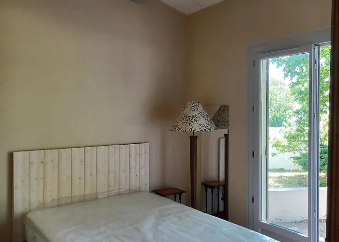 Villa Sur Grand Jardin Arboré à 2kms De La *